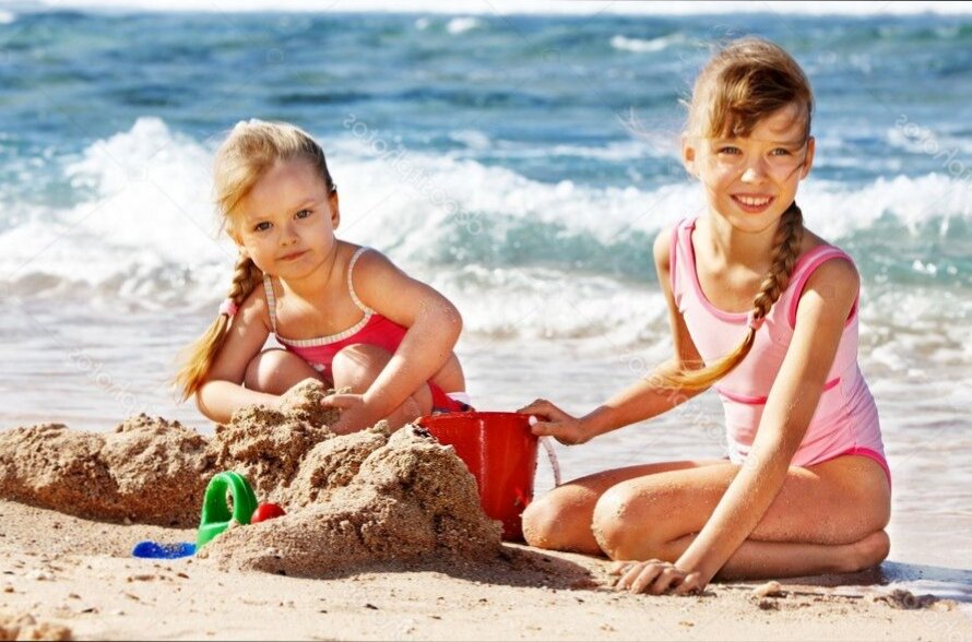 Девочки на пляже в купальниках