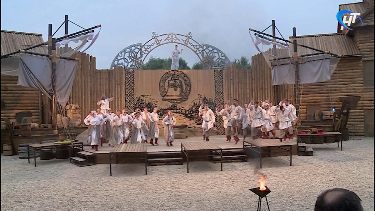 
Для музыкального шоу на берегу Волхова были выстроены деревянные декорации из бруса с интерактивной сценой. Подготовка представления шла почти год. И все ожидания оправдались – зрители были в полном восторге.