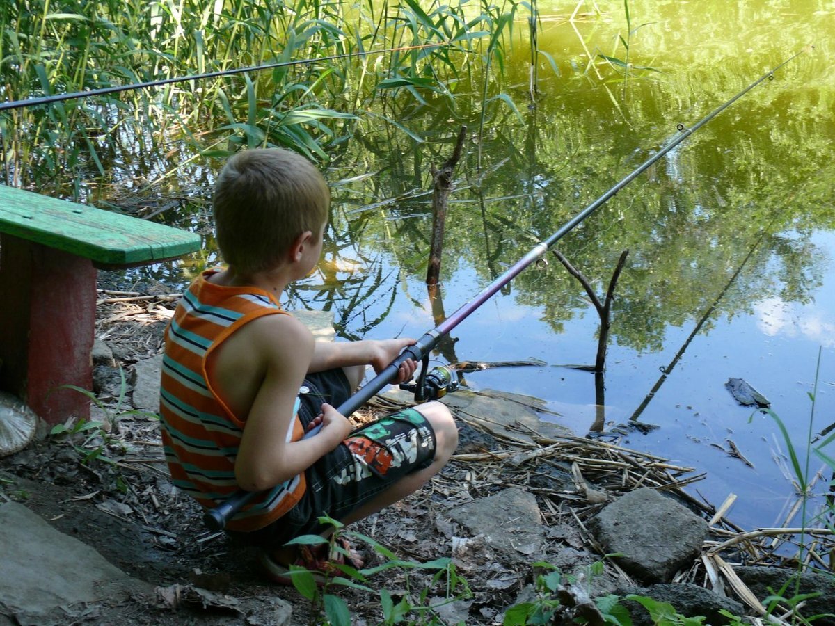 Детство и рыбалка  Я думаю что все рыбаки помнят как начинали рыбачить в детстве как бегали на речку или озеро неподалёку ,и говорили  маме что  скоро вернётесь с большущей рыбой, я сам часто...