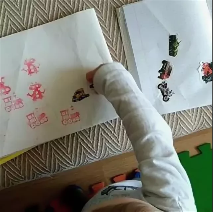 Нашу "книгу наклеек" я сфотать не успела, она осталась дома при переезде, но для наглядности нашла пример в интернете.