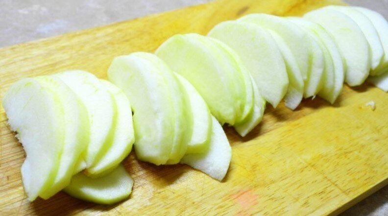 нарезаем яблоки