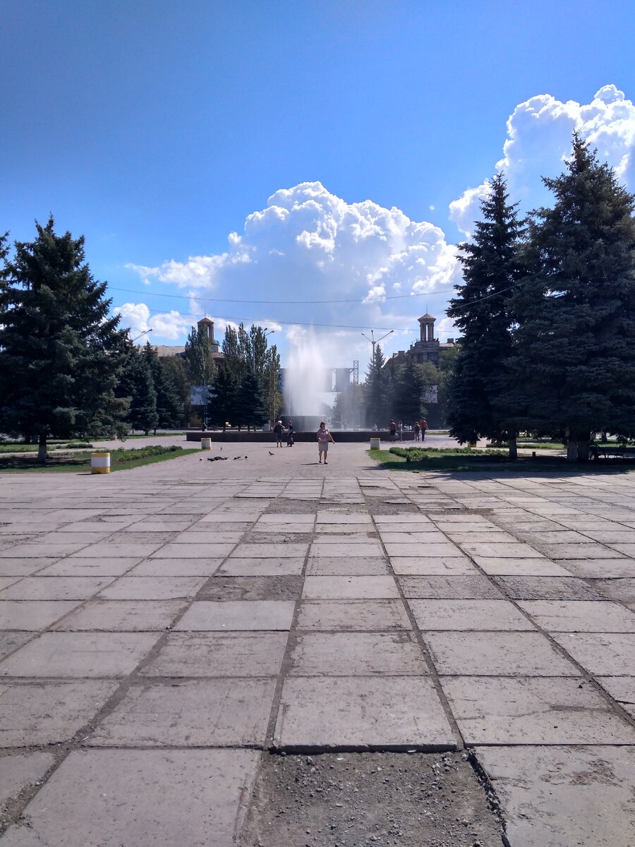 облако-взрыв над городским фонтаном