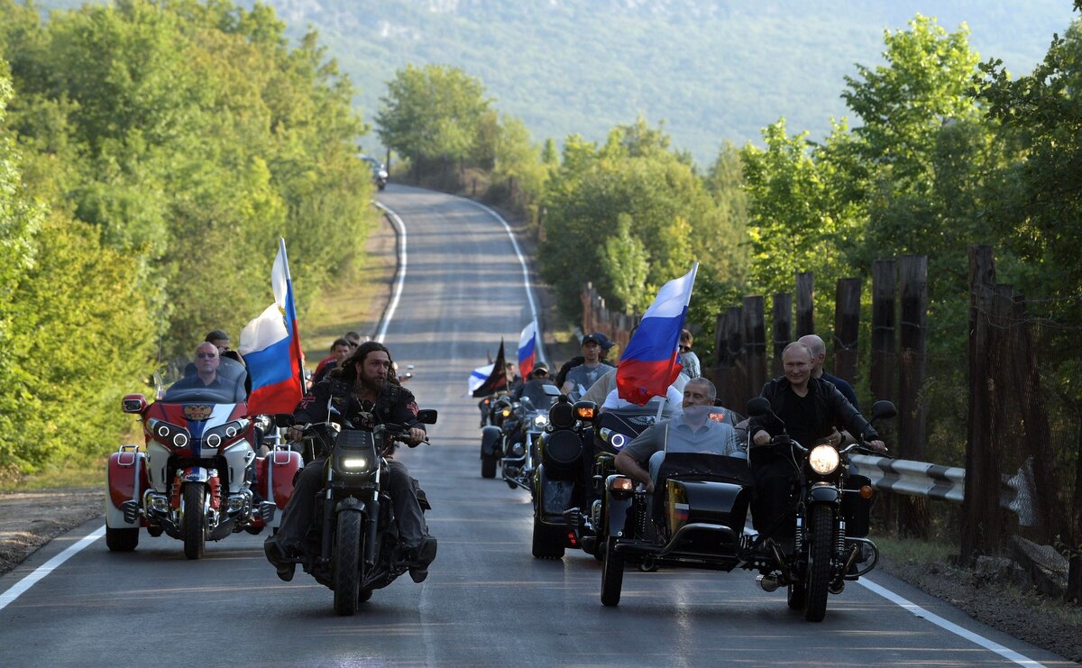 С участниками мотоклуба «Ночные волки».  Фото: пресс-служба президента России