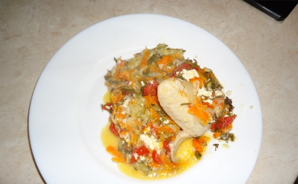 На перине из цукини в кожице простой 
Из подаренного садом укропосом
Возлежала цыпа КО-ко в мОркве и лукЕ
Лист лаврухи и чеснок  с томатом рядом.
 В мульти-пульти поместила,
Крошечка лежи.
Набирайся силы воли, ароматов.
КО-ко спрятав крылья слабые 
Далась теплу.
Ну, быстрей, ну быстрей, просилась в блюдо ОНО...
И так далее по тексту...