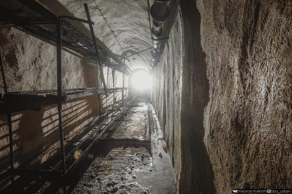 Дыра в горе завела в огромное подземелье с сотнями костей и черепов!