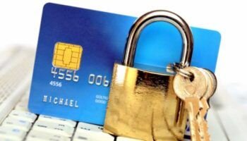 У каждого банка свои правила. Если они нарушаются, финансовое учреждение вправе заблокировать карточку, тем самым превратив ее в «кирпич»