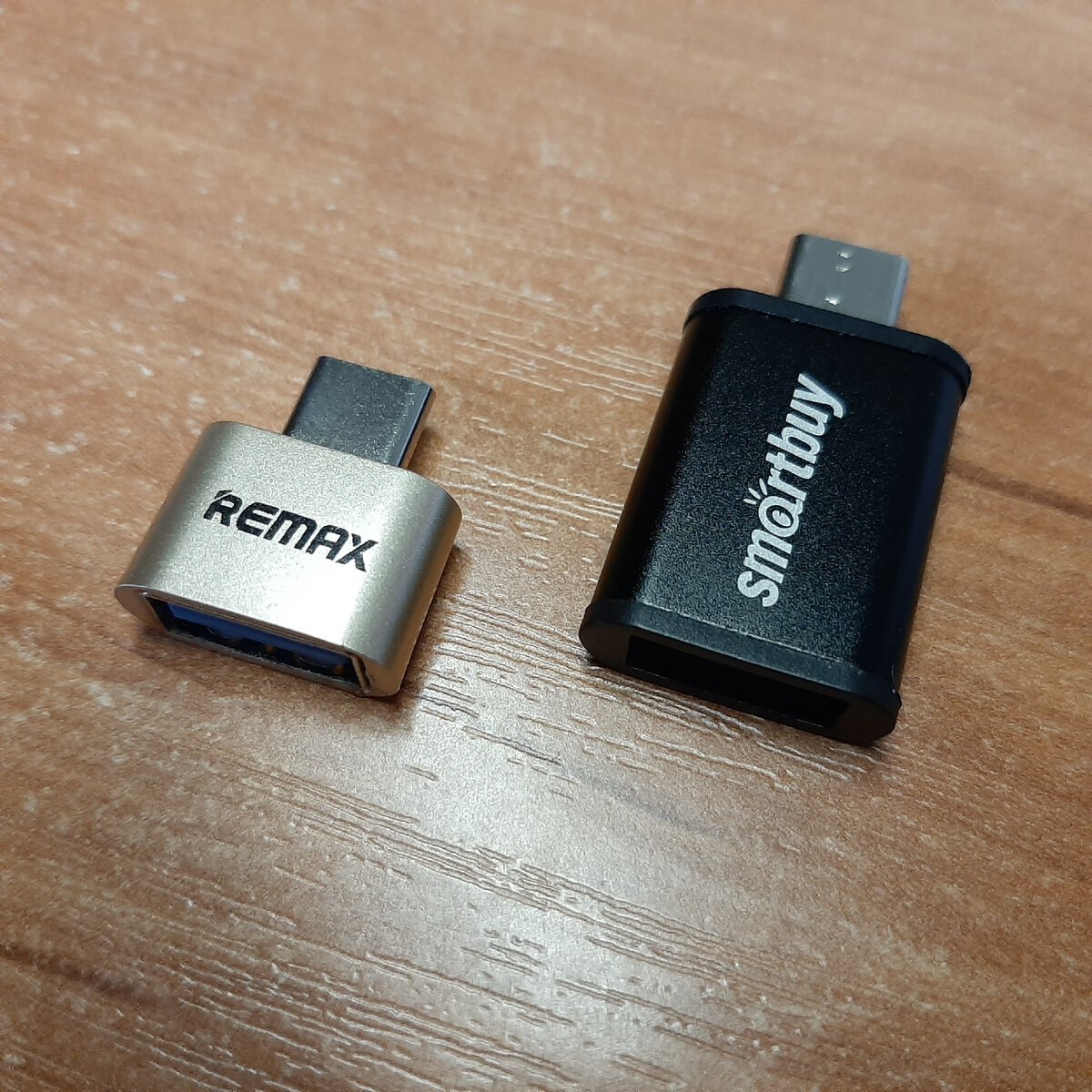 Переходник слева и OTG адаптер справа