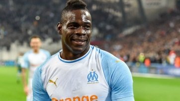 Есть такие футболисты, которые в начале своей карьеры считались безумно талантливыми, но со временем больше «оправдывали» ожидания за пределами футбольного поля, чем непосредственно в игре. Они продолжают оставаться в топе заголовков СМИ, однако все меньше в таких материалах речь идет о спортивных достижениях, а все больше о каких-то выходках или необдуманных поступках.
