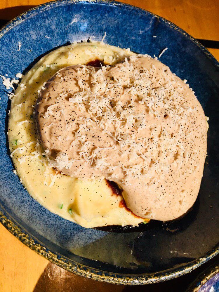 Язык телёнка, толченый картофель и грибной соус