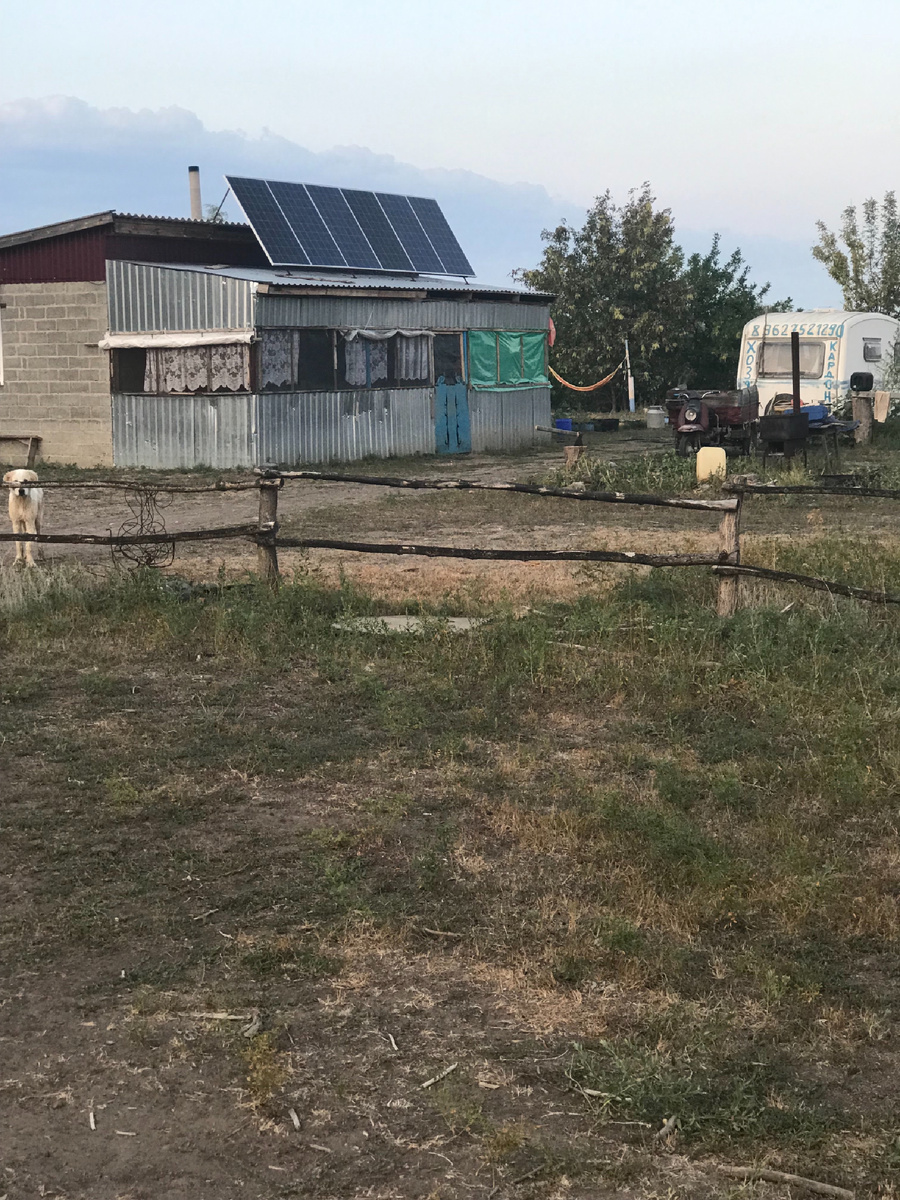 Дом хозяина участка. И солнечные батареи на крыше. Фото из личного архива. 