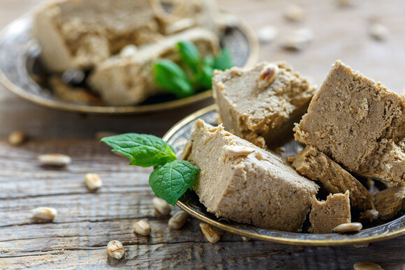 Одно из самых вкусных сладостей из востока. О том как халва завоевала мир, и кто же такие кандалатчи ? 
