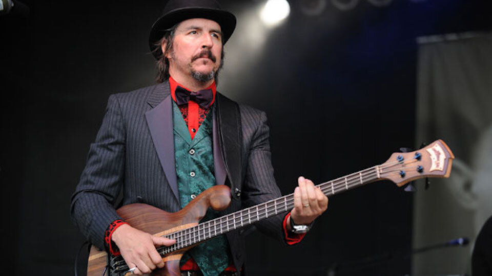 Les claypool s. Лесли Клейпул. Лес Клейпул Primus. Primus вокалист — les Claypool.