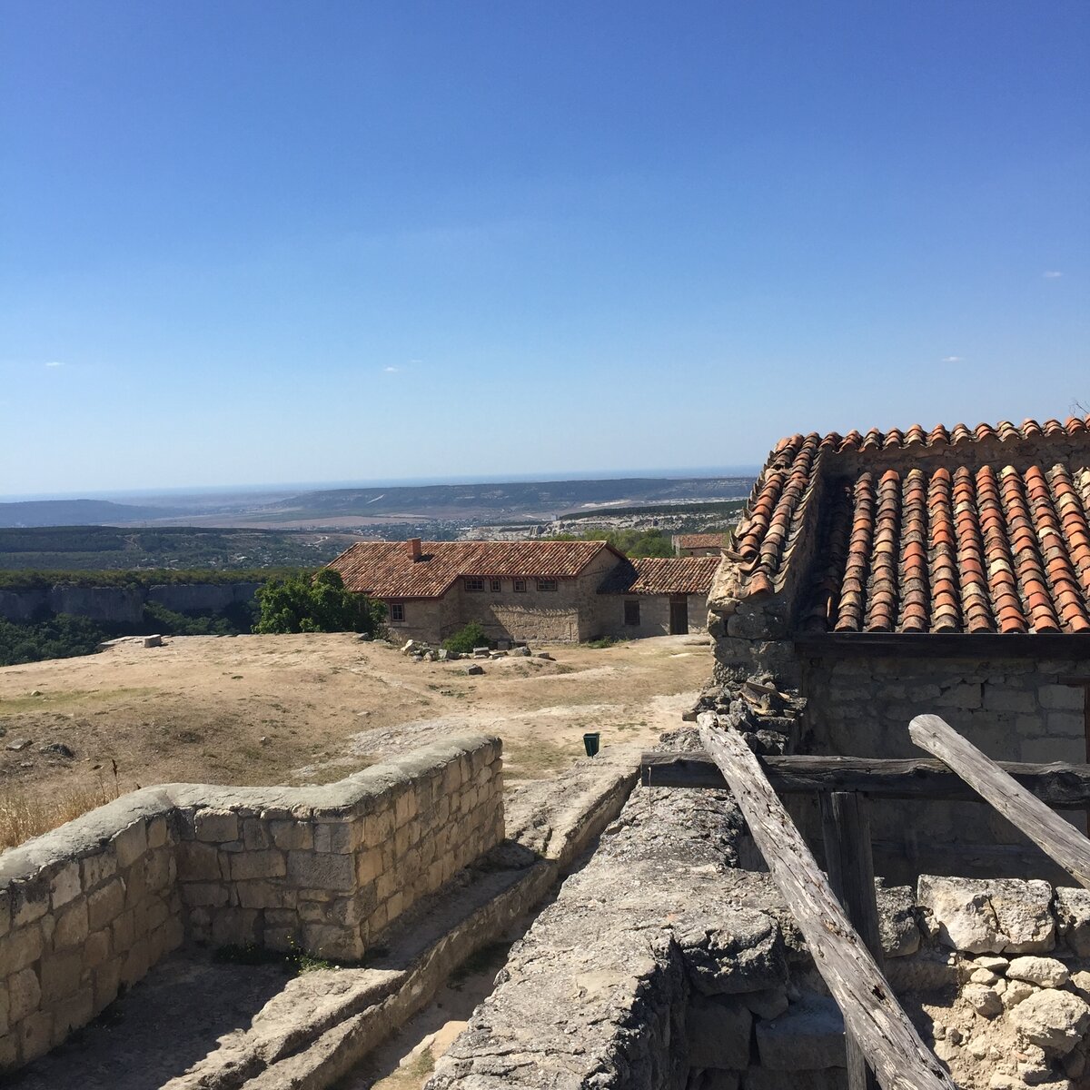 Вд из Чуфут-Кале на караимские кенассы. На горизонте Черное море. Где-то там, внизу Бахчисарай.