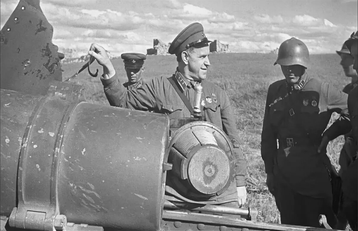 Г.К.Жуков у трофейной японской пушки на Халхин-Голе.