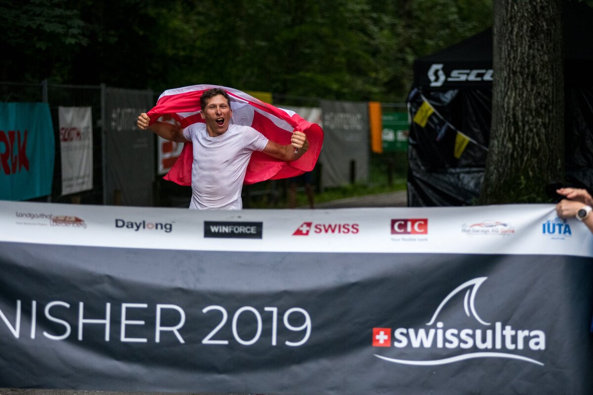 Организатор swissultra Даниэль Мейер финиширует в Double Deca one per day/ swissultra.ch