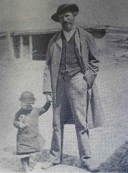 Маленький Иван Мясоедов с отцом