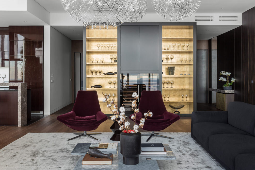 Зона гостиной. Кресла, B&B Italia; черный и мраморный журнальные столики, Minotti.