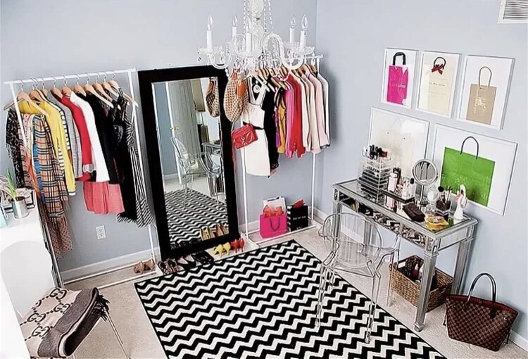 Фото с просторов интернета, но в принципе очень похожа на мою комнату