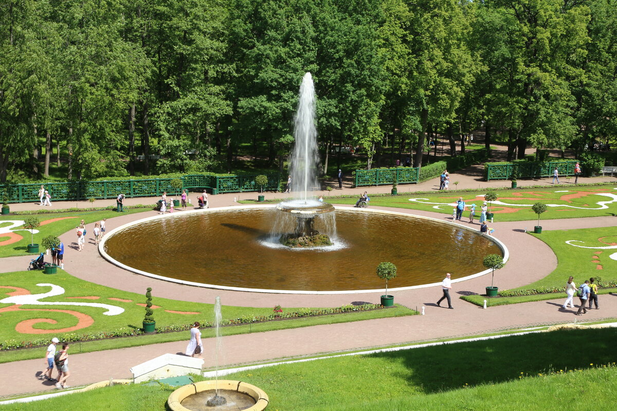 Фонтан Чаша Самсоном видно Большой каскад