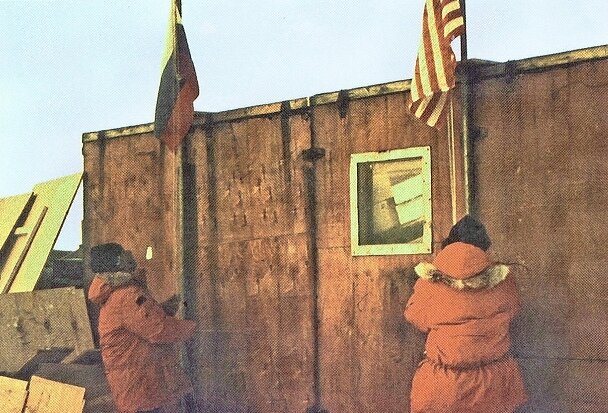 Подъём флагов, 12 февраля 1992 г. Фото: В. Л. Кузнецов