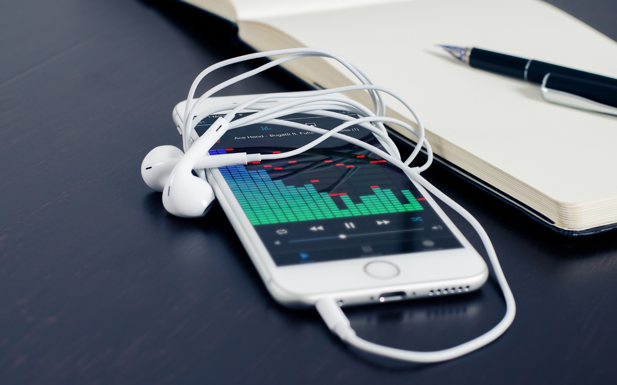 Под Музыку можно делать столько вещей - рисовать, писать, бегать, заниматься фитнесом. И удовольствие будет на порядок выше.