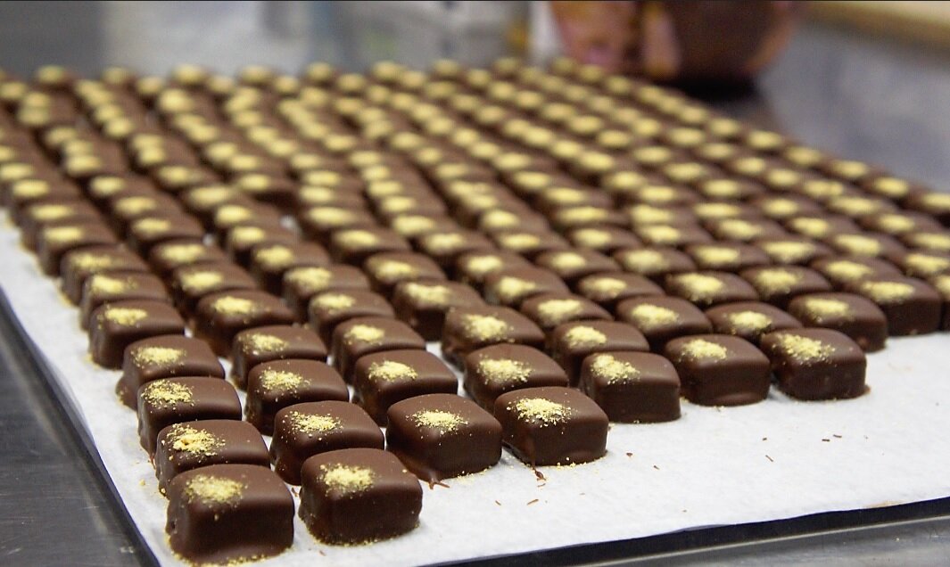 Качественный шоколад в россии. Самый качественный шоколад. Сорта шоколада. Огромная шоколадка. Шоколад слипнется.