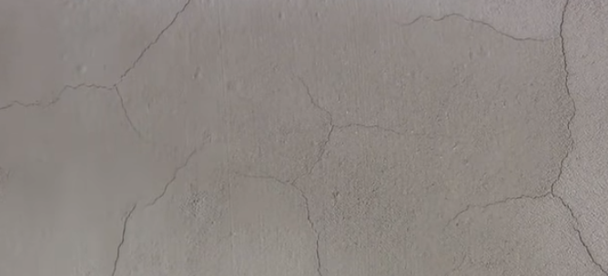 Гипсоваая штукатурка газобетона, на которой появились трещины.