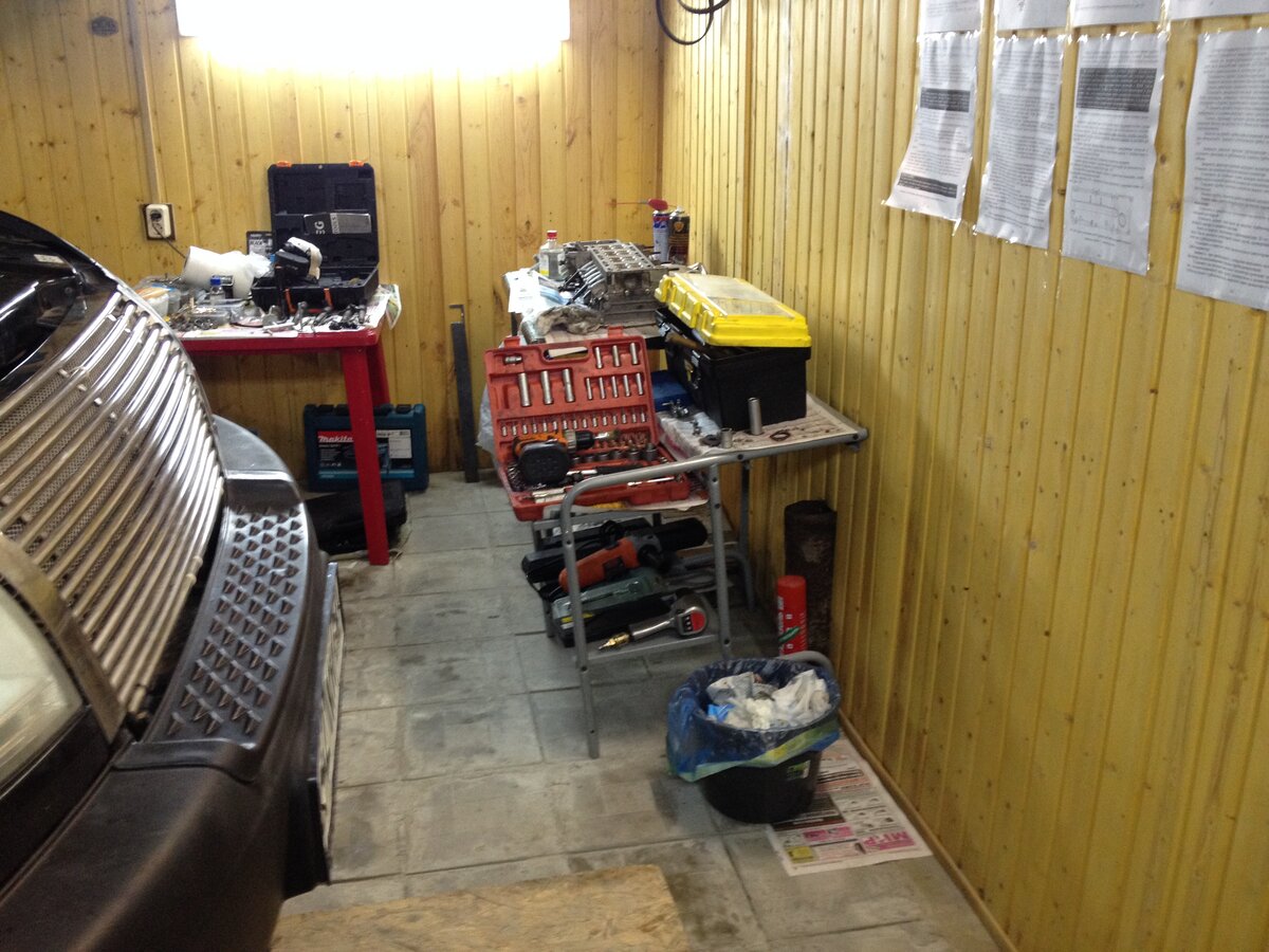 Перед сборкой почти три дня чистил он нагара блок, впускной  коллектор и пр. На стене развесил страницы из букваря касательно порядка сборки и моментов затяжки.