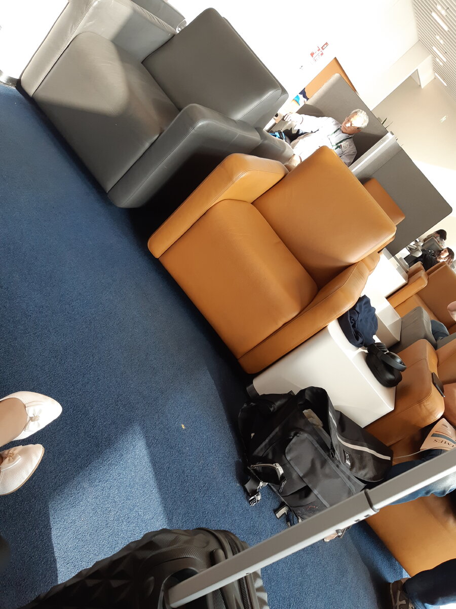 Кресла простенькие, никаких диванов полежать или стульев посидеть - в комнате отдыха не замечено :-)