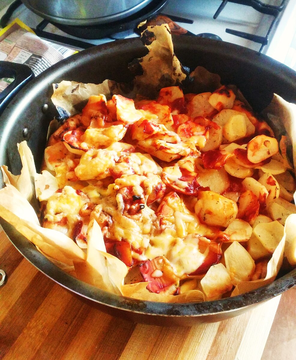 Тесто лежит на пергаментной бумаге, предварительно намазаной маслом