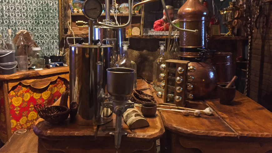 Бутыль самогона. Бутыль самогона прикол. Самогон. Самогонный сомелье. Бутыль самогона.