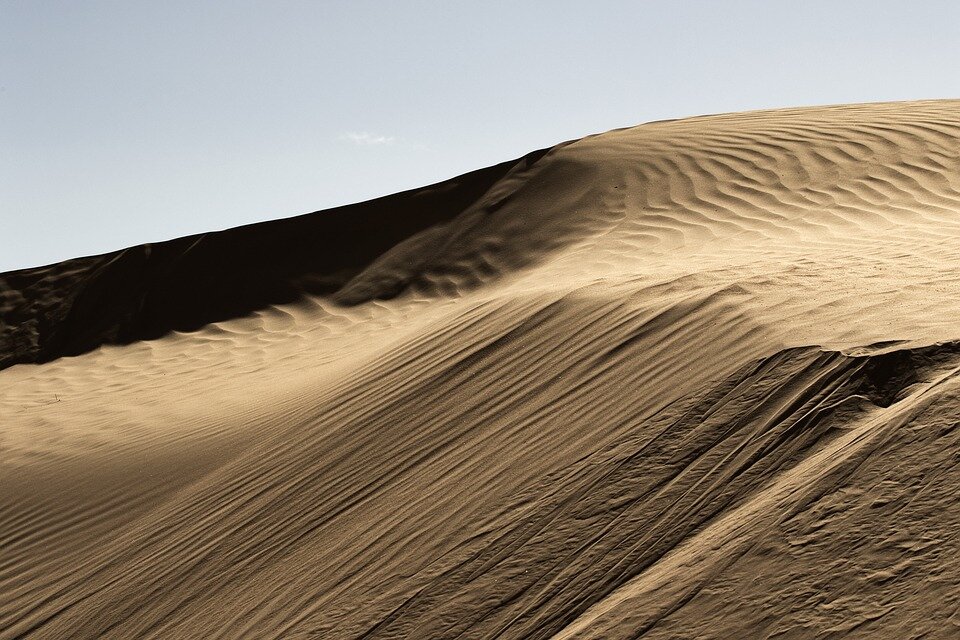 Фото: https://pixabay.com/ru/photos/пустыня-бархан-алжир-песок-сахара-3849518/