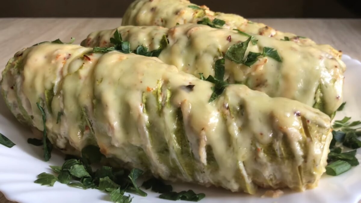 Изысканные кабачки под сыром и паприкой.