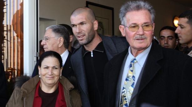 Зинедин с матерью и отцом.