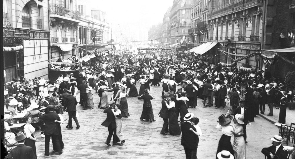 фрагмент старинного фото Парижа в день взятия Бастилии - танцы на площадях;