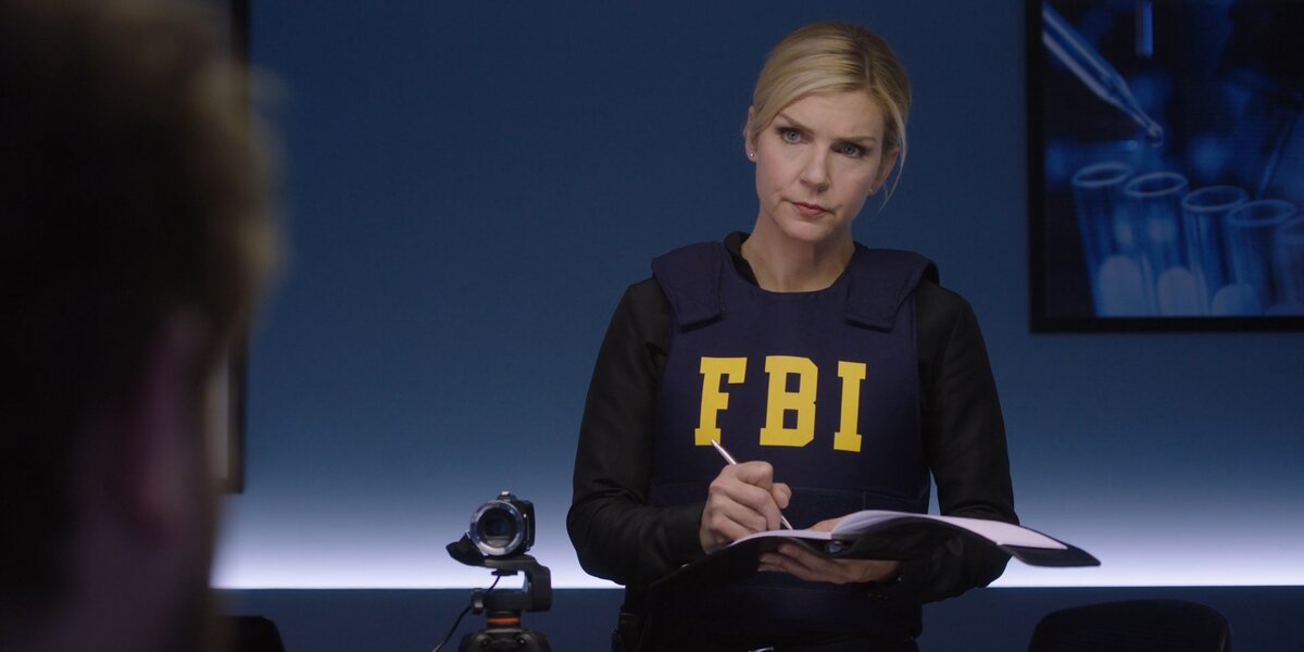 Ух ты! Звезда сериала "Лучше звоните Солу" Ри Сихорн в большом кино!  И впрямь, редко увидишь её в этих пампасах. 