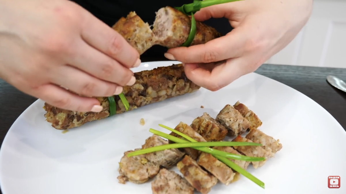 Очень вкусная домашняя колбаска в духовке и без оболочки