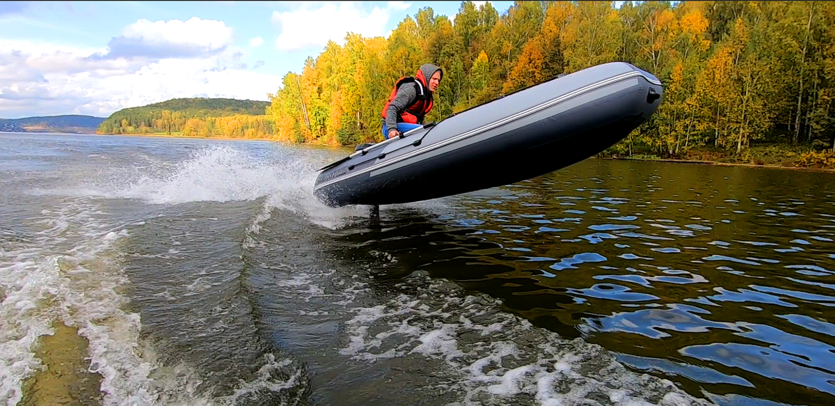 Прогулка на лодке. Моторная лодка. Лодка казанка моторка. Моторная лодка на озере. Лодки по воде м.