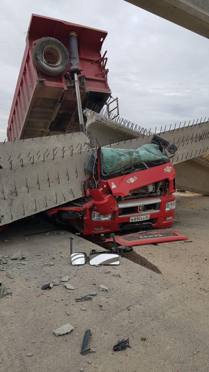 Кабину буквально смяло упавшей конструкцией