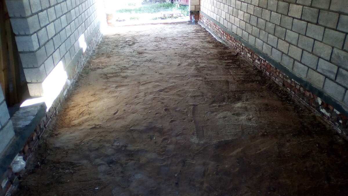 Лазерным уровнем наметил приблизительный уровень заливки бетона (видно белую полосу по низу стен)