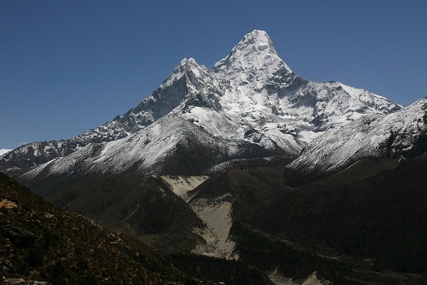 https://cdn.pixabay.com/photo/2017/05/20/10/44/ama-dablam-2328589_960_720.jpg