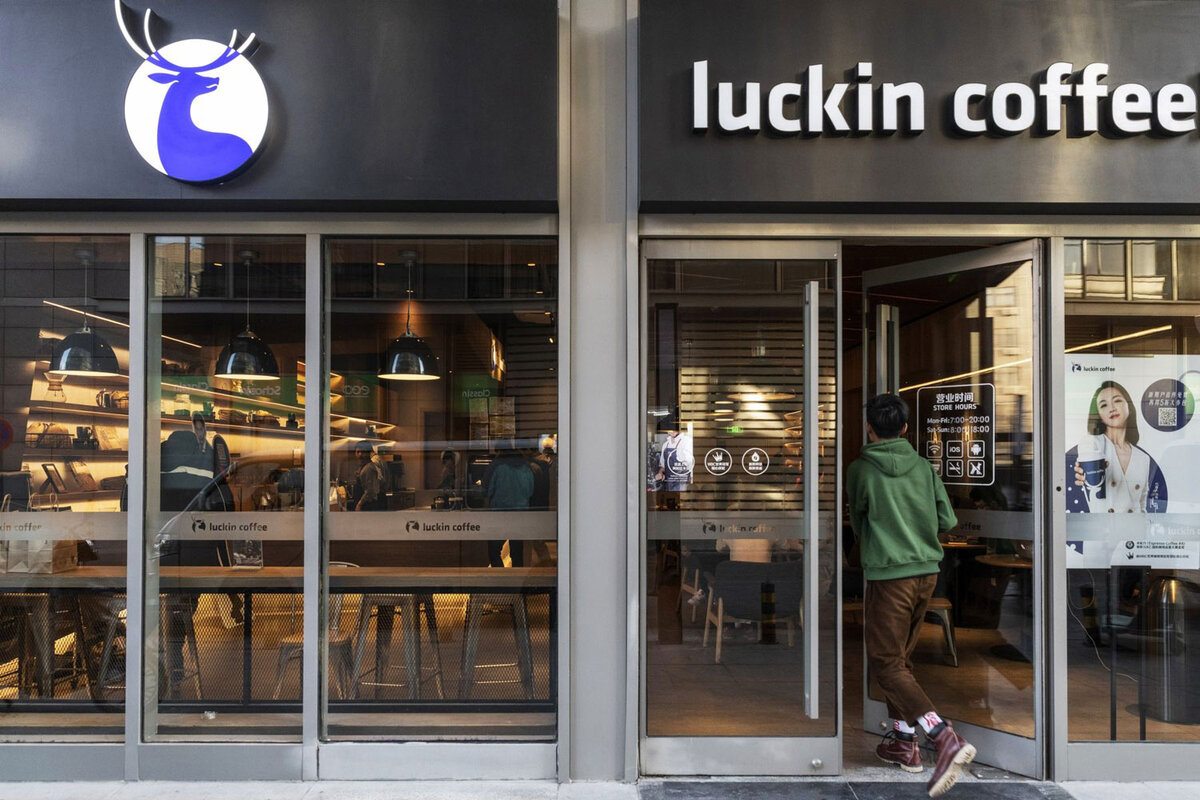 Luckin Coffee можно назвать первой кофейней, которая не продает, а выдает кофе.