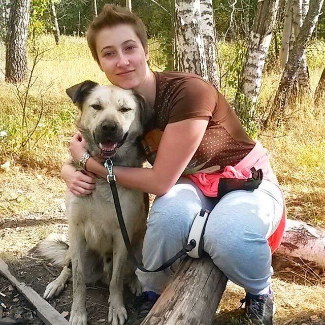 Фотомодель, рожи корчит на камеру =)