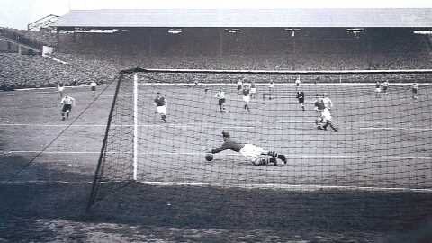 Футбольный матч. Брэломм Лейн.