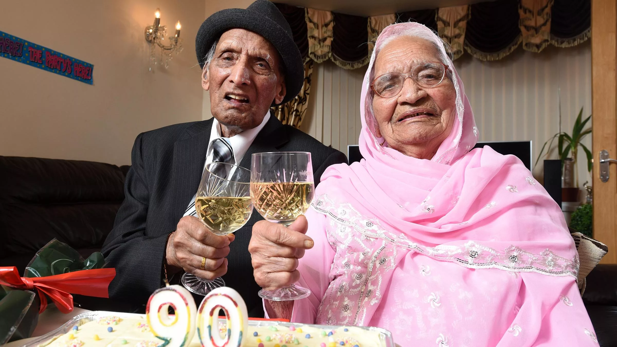Самый долгий лет жизни. Катари чанд. Карам и Катари чанд. Долгожители Агаевы красная свадьба. Долгожители в браке.