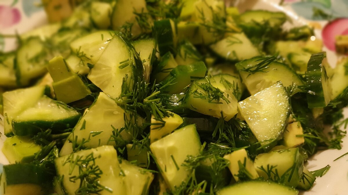 Салат из авокадо, огурцов и петрушки заправленный оливковым маслом