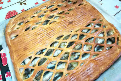 Пирог с начинкой из рыбы и риса