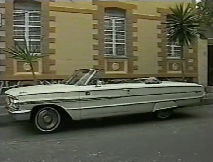 Хуанмобиль у ворот дома, где живет Мария