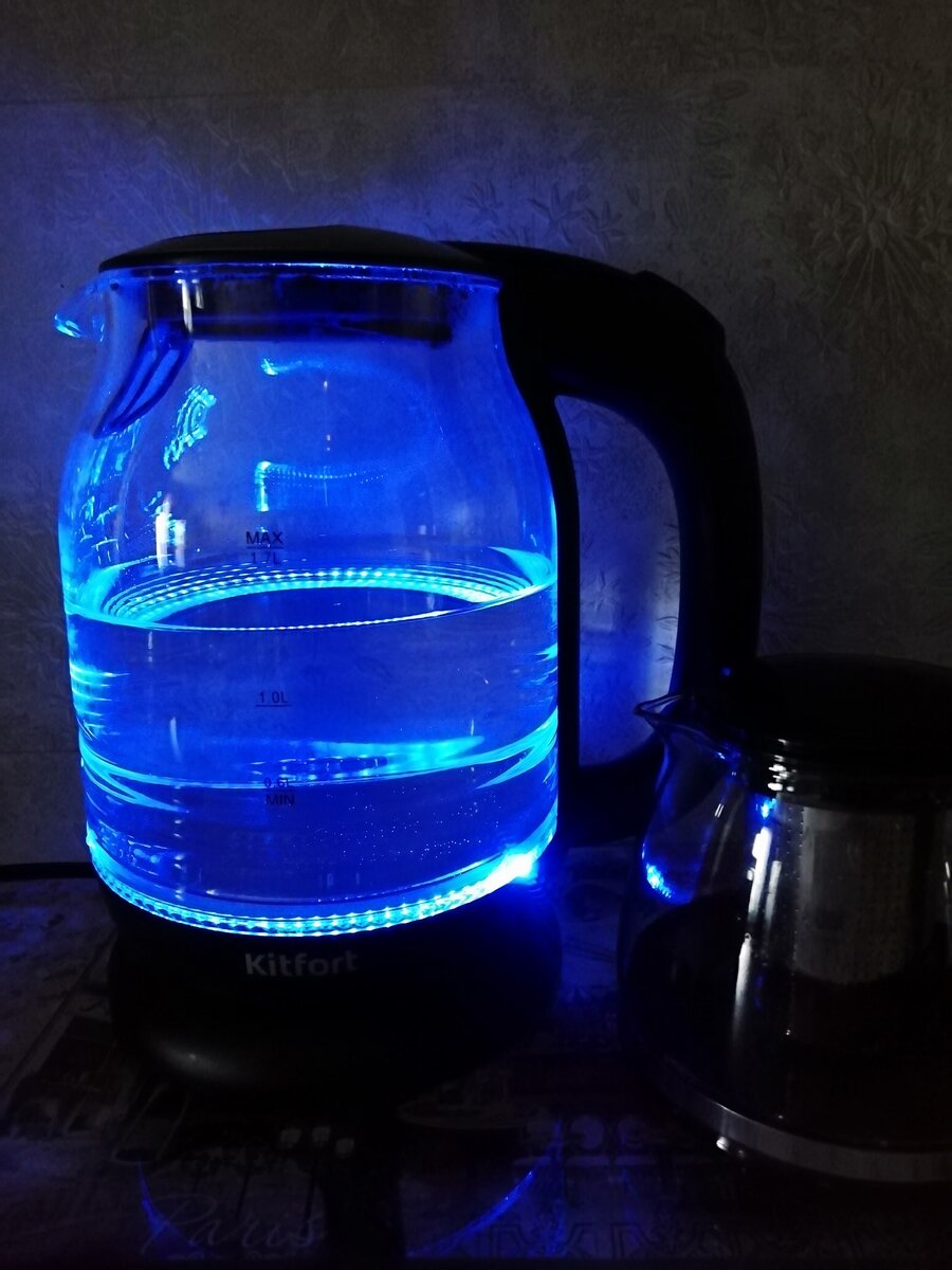 Вот таким красивым голубым светом он светится  при закипании