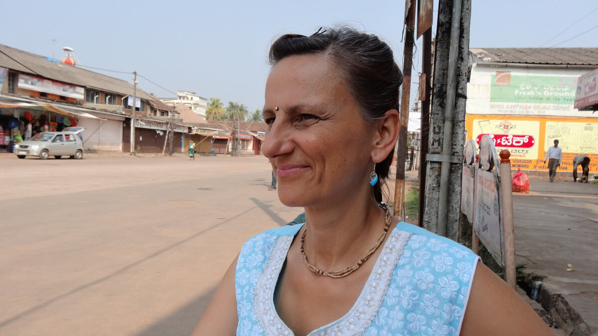 В жару всегда хотелось найти лавочку и присесть на нееИ